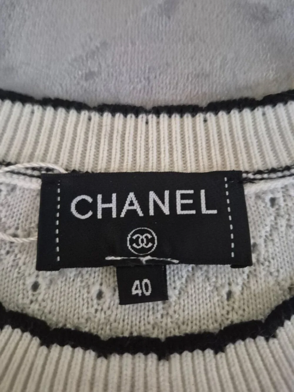 CHANEL 2024 Ivory Black Knit Sweater Top Beaded CC No. 5 Logo Size 40 New